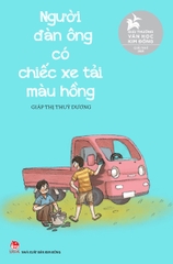 Người đàn ông có chiếc xe tải màu hồng
