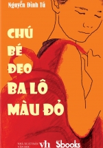 Chú Bé Đeo Ba Lô Màu Đỏ